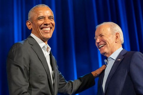 Barack Obama und Joe Biden lachen zusammen