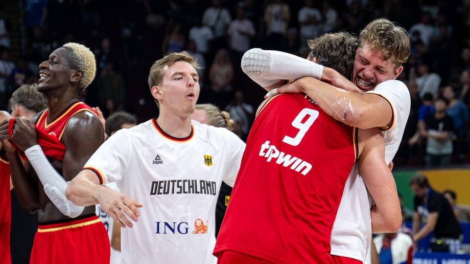 Moritz Wagner umarmt seinen Bruder Franz nach einem Spiel der Basketballnationalmannschaft
