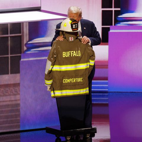Donald Trump küsst Feuerwehrhelm