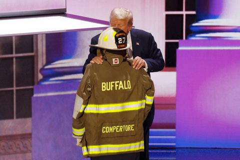 Donald Trump küsst Feuerwehrhelm