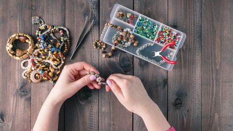 Jemand bastelt Taylor Swift Armbänder.