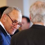 Offiziell will der Mehrheitsführer im US-Senat nichts derartiges gesagt haben, aber mehrere Medien berichten, dass Schumer den Präsidenten unter vier Augen zum Rücktritt aufgefordert habe: Dies sei "besser für das Land", wird er vom Sender ABC zitiert