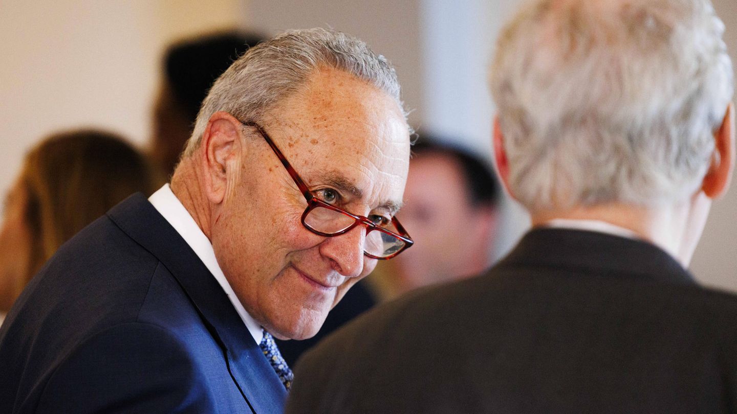 Chuck Schumer Offiziell will der Mehrheitsführer im US-Senat nichts derartiges gesagt haben, aber mehrere Medien berichten, dass Schumer den Präsidenten unter vier Augen zum Rücktritt aufgefordert habe: Dies sei "besser für das Land", wird er vom Sender ABC zitiert