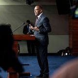 Jeffries ist der Fraktionschef der Demokraten im Repräsentantenhaus. Vor einigen Tagen hatte er sich mit Joe Biden getroffen und die Sorge geäußert, das Festhalten des Präsidenten an seiner Kandidatur könne dazu führen, dass die Partei die Kontrolle über die Kongresskammern verlieren könnte. Ohne wenigstens eine dieser Parlamentsmehrheiten kann ein US-Präsident nur sehr eingeschränkt regieren   