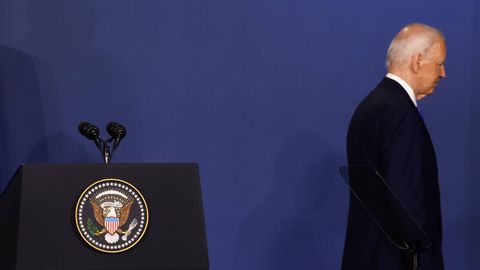 Joe Biden geht von einer Bühne