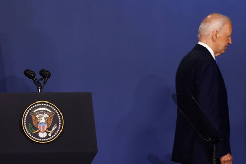 Joe Biden geht von einer Bühne