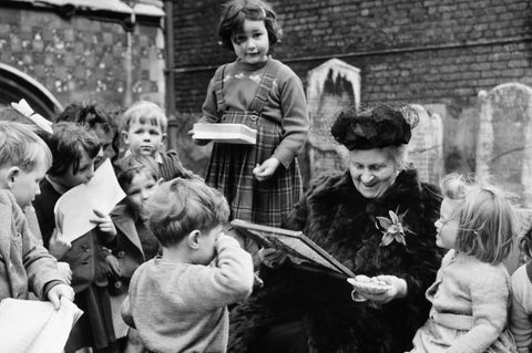 Maria Montessori umringt von Kindern