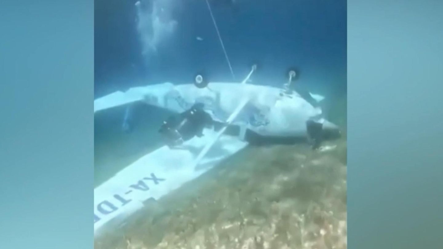 Taucher bergen Wrack: Kleinflugzeug stürzt vor Küste Mexikos ab – Unterwasseraufnahmen zeigen Wrack