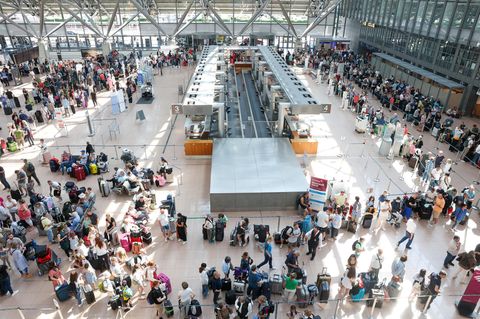 Zahlreiche Reisende warten im Terminal 1 am Hamburger Flughafen auf die Abfertigung