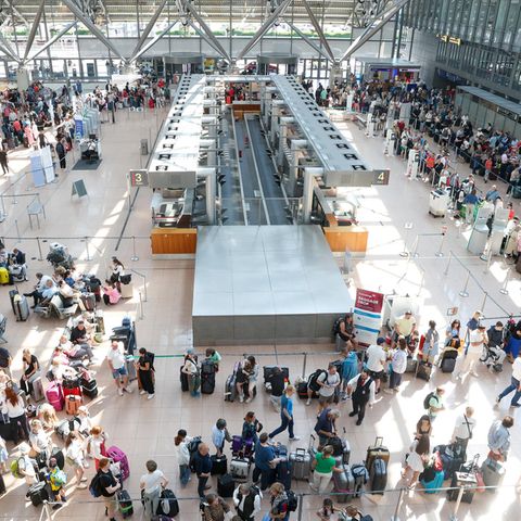 Zahlreiche Reisende warten im Terminal 1 am Hamburger Flughafen auf die Abfertigung