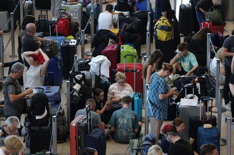 Passagiere können am Flughafen BER nicht einchecken aufgrund von IT-Problemen weltweit.
