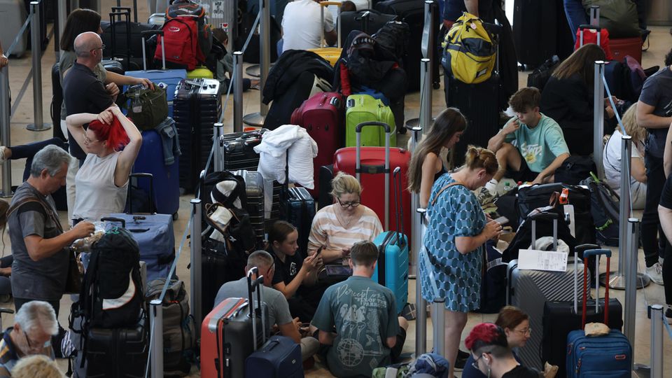 Passagiere können am Flughafen BER nicht einchecken aufgrund von IT-Problemen weltweit.