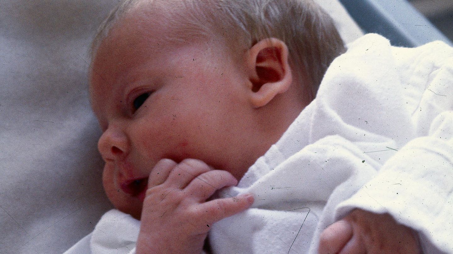 Ein Neugeborenes - das erste IVF Baby Louise Brown