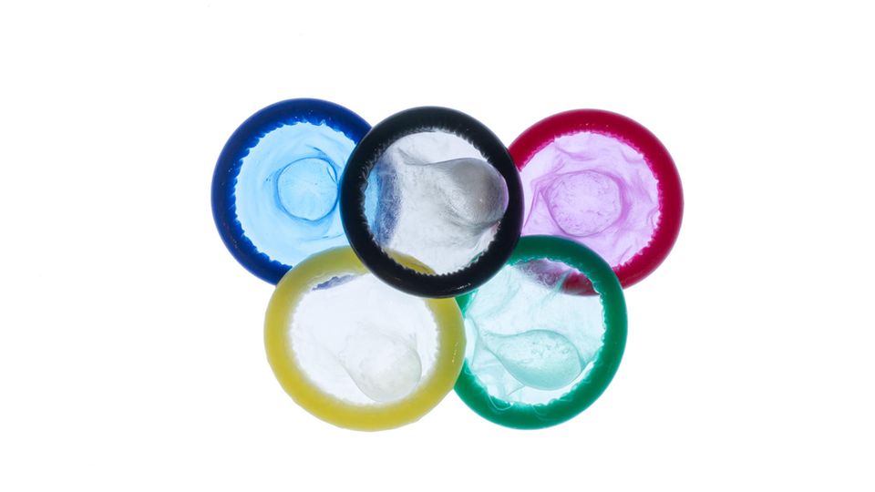 Olympia: Die olympischen Ringe aus bunten Kondomen