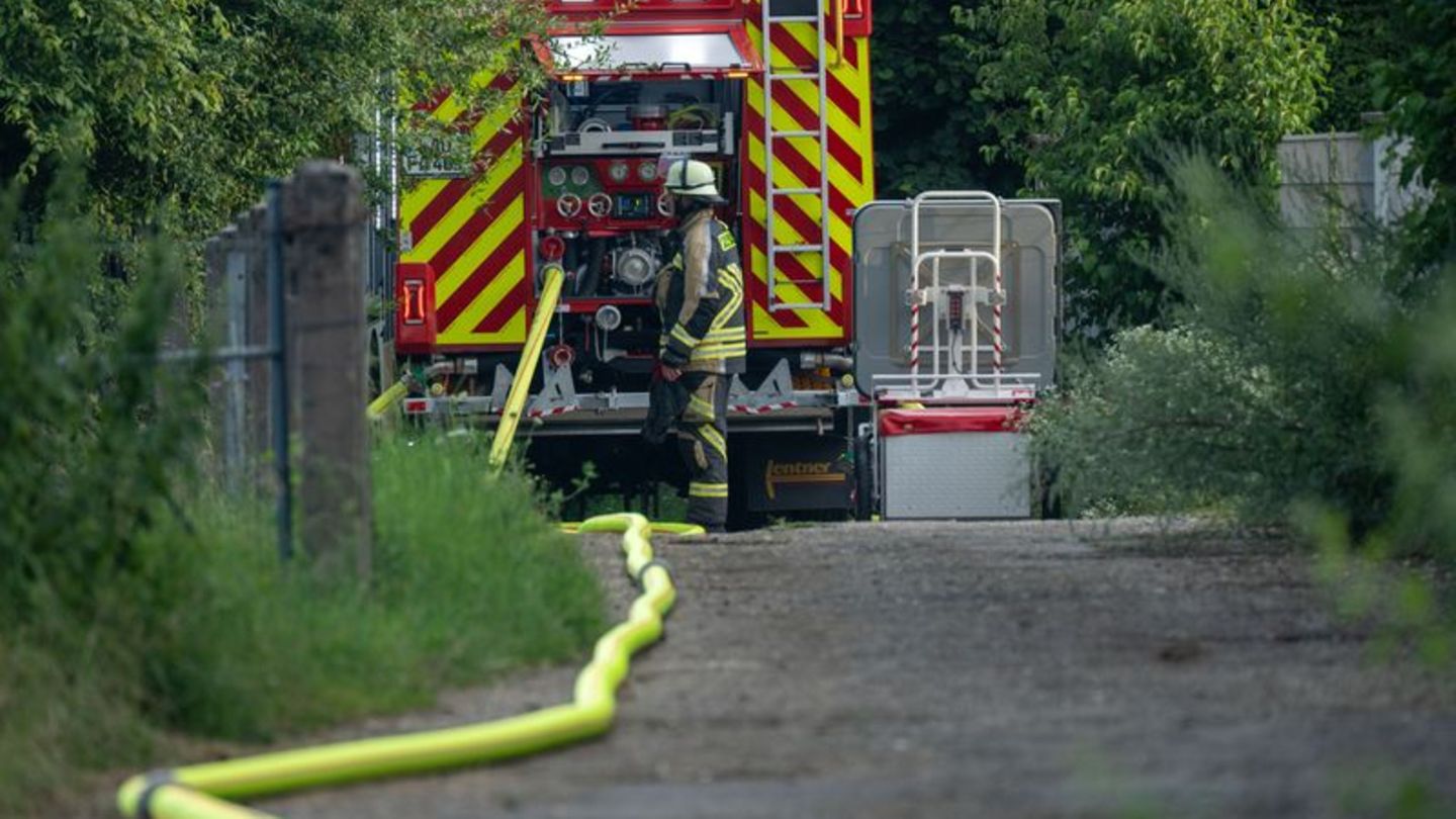 Abgebranntes Gartenhaus: Polizei: Frau von mutmaßlichem Brandstifter wohl verbrannt