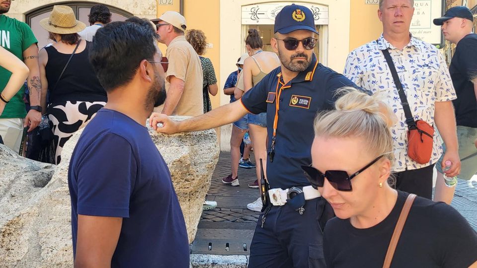 Polizisten am Trevi-Brunnen sind dem Ansturm nicht mehr gewachsen