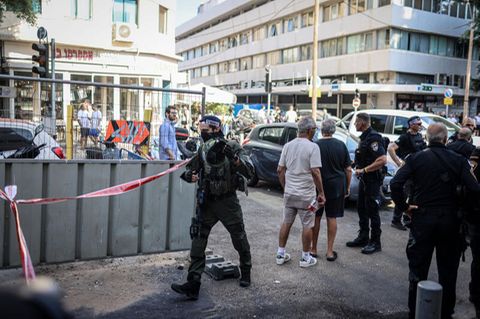 Israelische Polizisten durchsuchen den Ort der Explosion