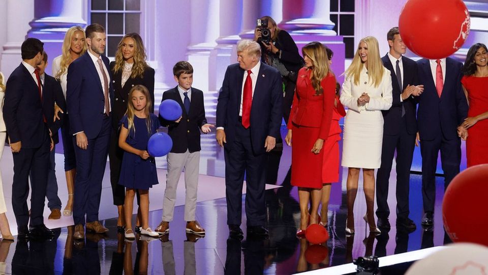 Donald Trump und seine Ehefrau Melania (m.) mit zahlreichen Familienmitgliedern beim Parteitag der US-Republikaner.