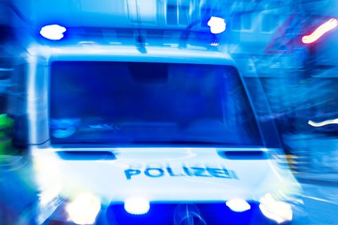 Ein Polizeiauto im Einsatz. In Wedel ereignete sich eine Bluttat an einer VHS