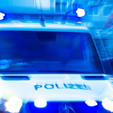 Ein Polizeiauto im Einsatz. In Wedel ereignete sich eine Bluttat an einer VHS