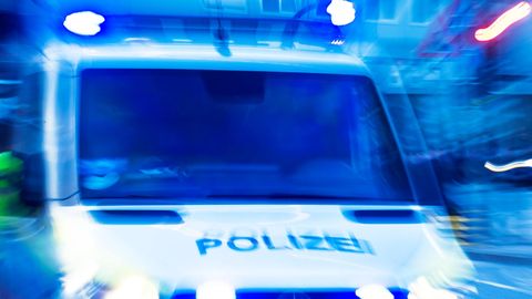 Ein Polizeiauto im Einsatz. In Wedel ereignete sich eine Bluttat an einer VHS