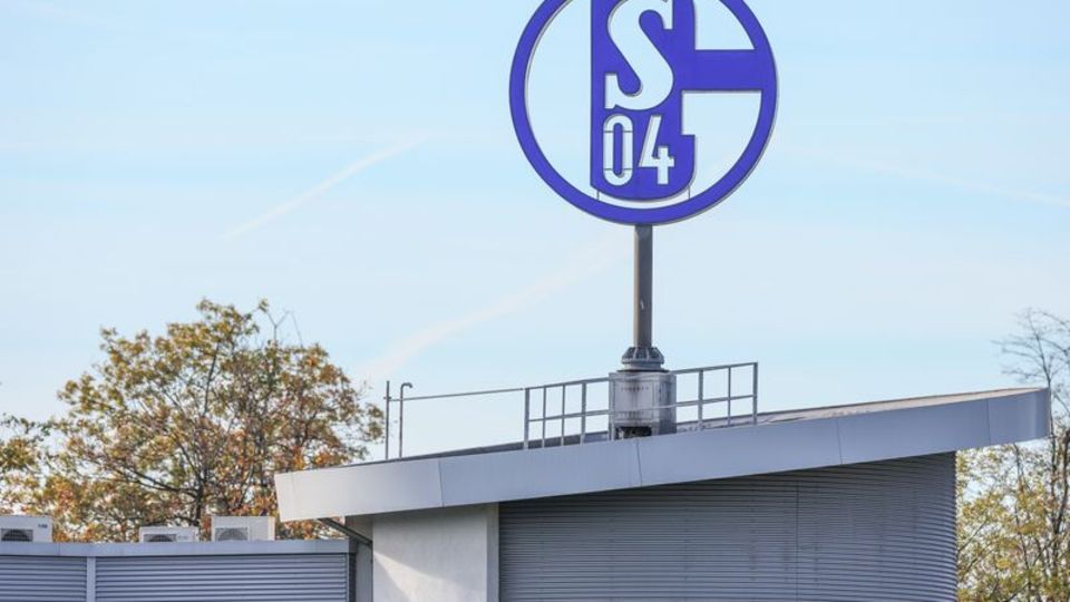 Der FC Schalke 04 hat einen neuen Hauptsponsor. (Archivbild) Foto: Tim Rehbein/Deutsche Presse-Agentur GmbH/dpa