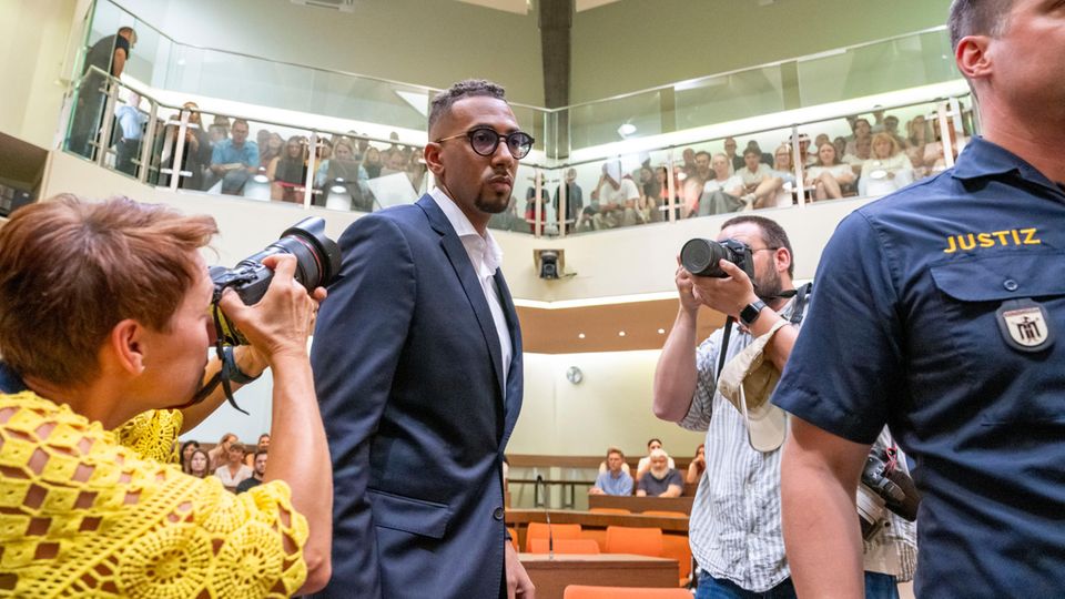 Der Fußballspieler Jérôme Boateng wird wegen des Angriffs auf seine Ex-Partnerin von der Richterin lediglich verwarnt
