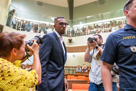 Der Fußballspieler Jérôme Boateng wird wegen des Angriffs auf seine Ex-Partnerin von der Richterin lediglich verwarnt