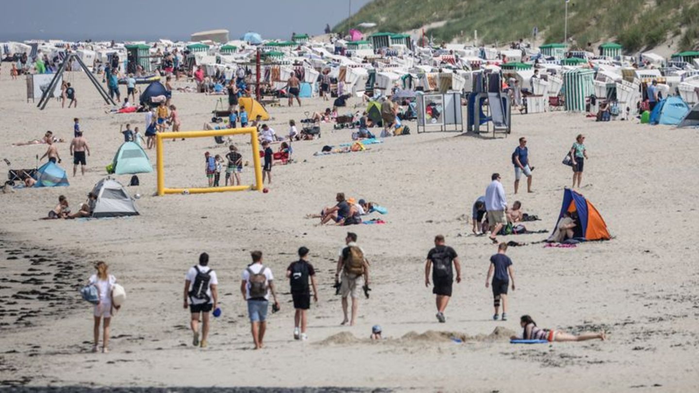 Tourismus an der Küste: Sonne und Strandkorb: Nordseeinsel erwartet viele Tagesgäste