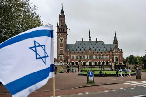 Israel-Flaggen wehen vor dem höchsten UN-Gericht in Den Haag