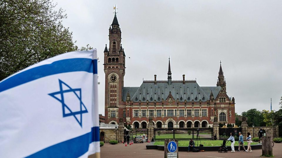 Israel-Flaggen wehen vor dem höchsten UN-Gericht in Den Haag