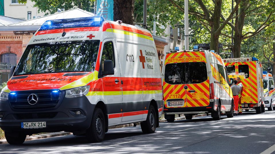 Rettungswagen stehen vor dem Hotel in Mainz