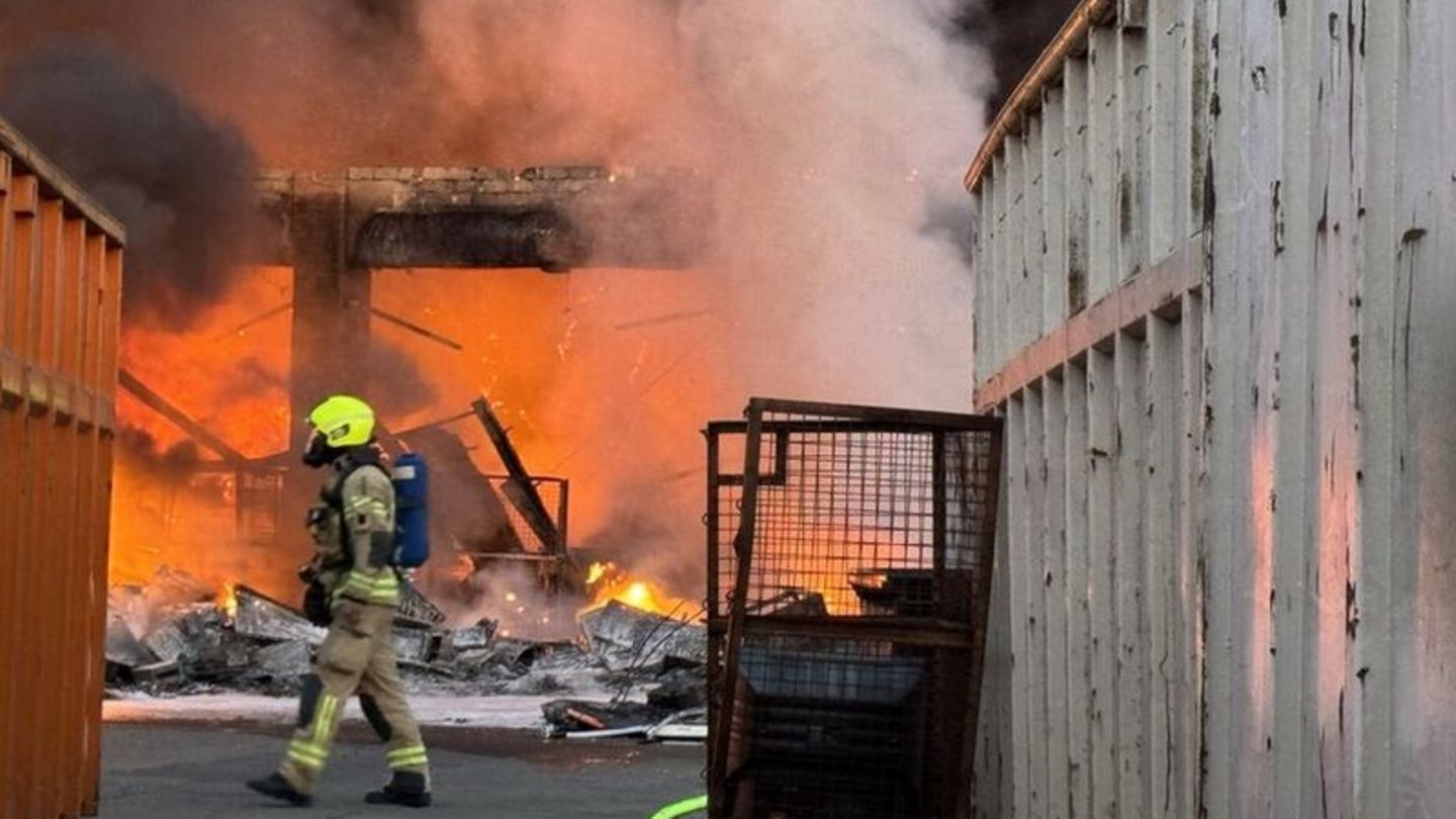 Elektro-Schrott in Flammen: Recyclinghof in Alt-Hohenschönhausen brennt