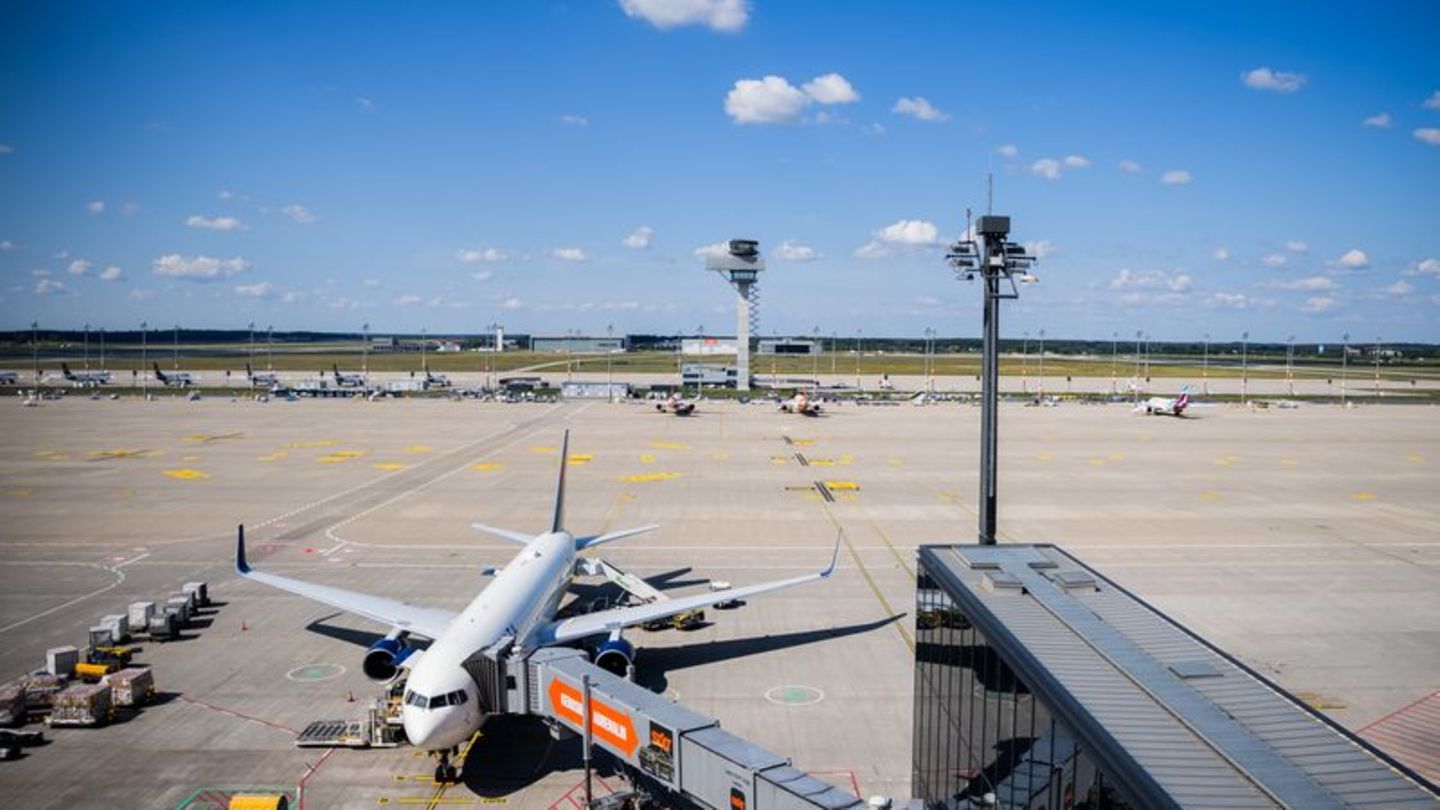 Ferienverkehr: Betrieb am Flughafen BER läuft nach IT-Störung wieder normal