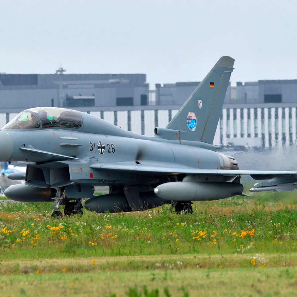 Chitose, Japan. Ein Eurofighter Typhoon Mehrzweckkampfflugzeug der deutschen Luftwaffe landet auf der JASDF Chitose Air Base. Die Bundeswehr nimmt dort an der bisher größten gemeinsamen Luftstreitkraftübung 'Pacific Skies 24' teil. Der Luftwaffenstützpunkt ist der Hauptstützpunkt der Japan Air Self-Defence Force in Nordjapan und hat die Aufgabe, Japans Seegrenzen zu Russland zu überwachen.
