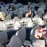 Wer an diesen Tischen dinieren und die Afterparty besuchen will, muss tief in die Tasche greifen: Karten kosten mehrere Tausend Euro. 