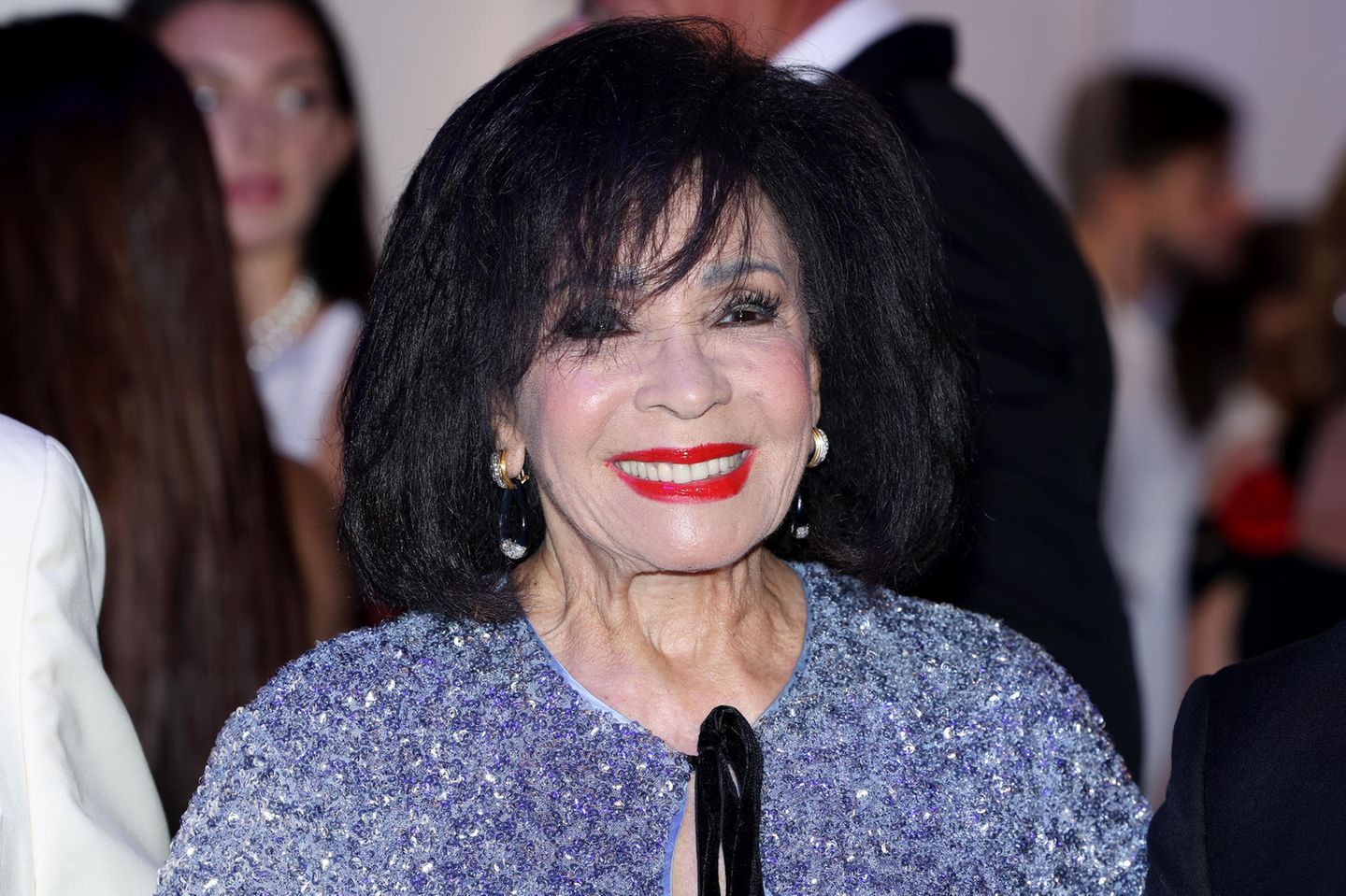 Seit sie 1999 von Queen Elizabeth II. in den Ritterorden aufgenommen wurde, nennt sie sich Dame Shirley Bassey. Als solche ist die Sängerin ("Diamonds Are Forever") in Monaco in bester Gesellschaft - und durfte auch beim Rotkreuzball nicht fehlen.