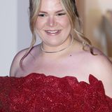 Deutlich auffälliger war dagegen der Auftritt von Camille Gottlieb. Die jüngste Tochter von Stéphanie von Monaco trug eine opulente Robe in knalligem Rot, die alle Blicke auf sich zog: Die Schultern blieben frei und untenrum zeigte ein riesiger Schlitz viel Bein.