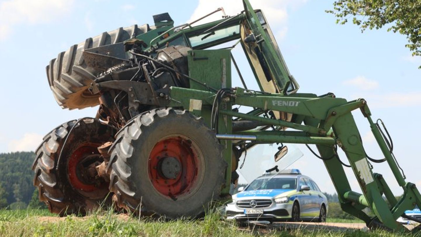 Schwerer Unfall: Traktor stößt mit Auto zusammen - Familie schwer verletzt