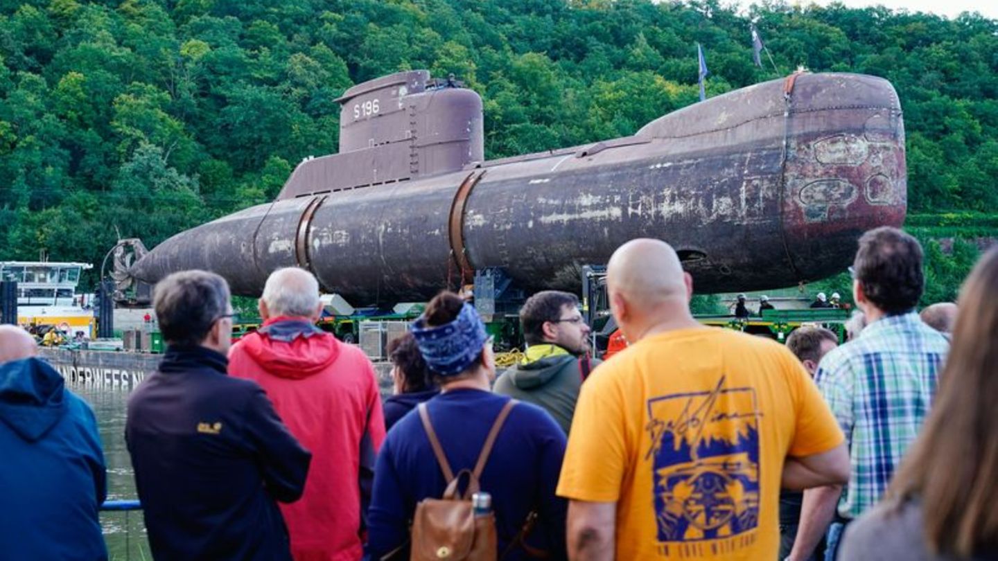 Schwertransport: Bisher alles nach Plan - Transport von Marine-U-Boot läuft