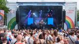 Am Kölner Heumarkt wird den Feiernden ordentlich eingeheizt, hier beim Konzert von Ann Kee