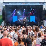 Am Kölner Heumarkt wird den Feiernden ordentlich eingeheizt, hier beim Konzert von Ann Kee