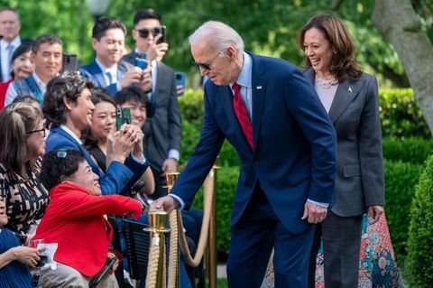 Joe Biden schüttelt Hände