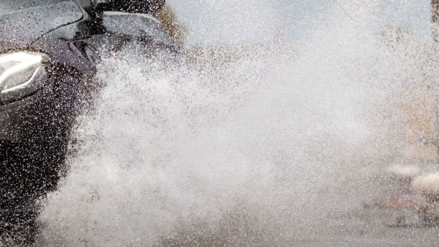 Unwetter: Raser verursachen Unfälle auf nasser Fahrbahn der A2