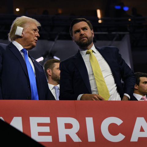 Wenig begeistert über die neue Konkurrenz: Donald Trump und sein Running Mate J. D. Vance müssen sich nun auf einen anderen Gegner – wahrscheinlich eine Gegnerin – einstellen