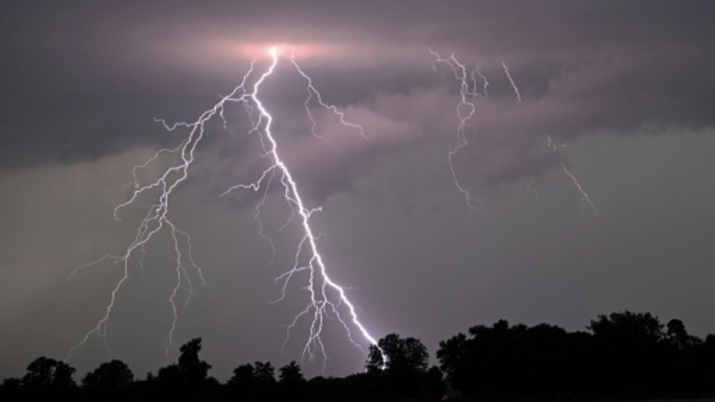 Unwetter ziehen über Norddeutschland: Kinder durch Blitz lebensgefährlich verletzt