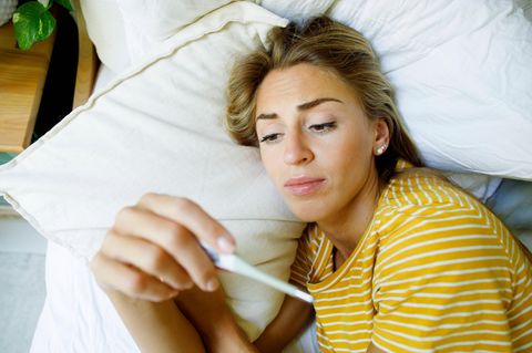 Erkältung Frau krank im Bett