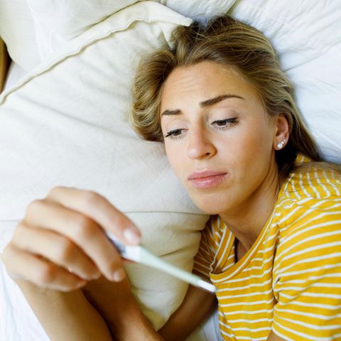 Erkältung Frau krank im Bett