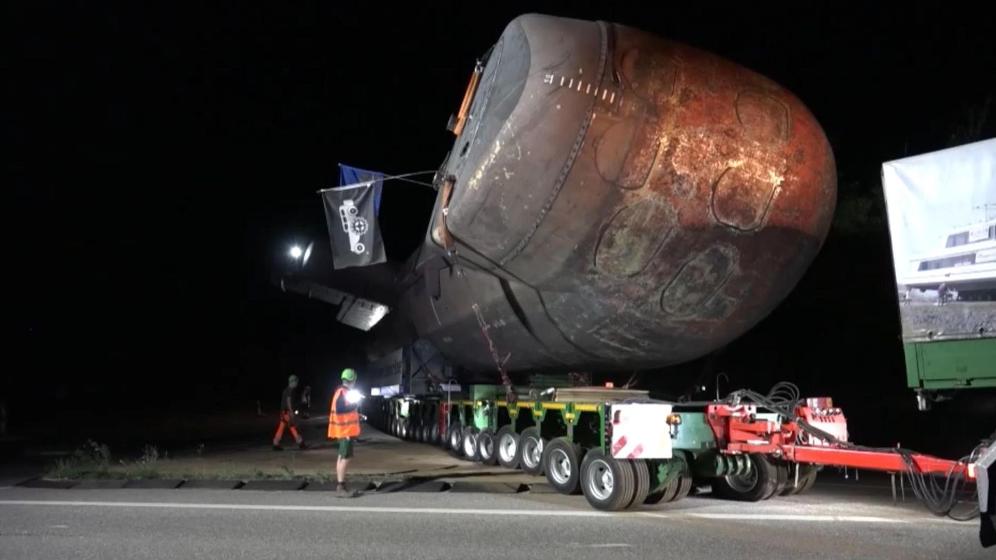 Gigant an Land: Riesiges U-Boot reist über Autobahn nach Sinsheim