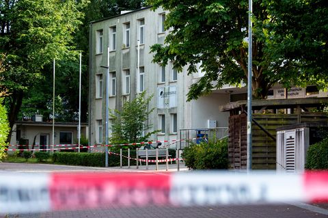 Das Gelände einer Volkshochschule in Wedel bei Hamburg ist nach einem Messerangriff abgesperrt